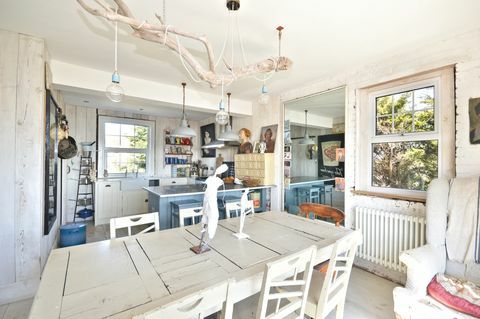 Casa costiera con interni ispirati alla spiaggia in cucina