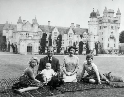 la regina elisabetta ii e il principe philip con i loro figli, il principe andrew center, la principessa anna a sinistra e Charles, Principe di Galles, seduto su un tappeto da picnic fuori dal castello di Balmoral in Scozia, 8 settembre 1960