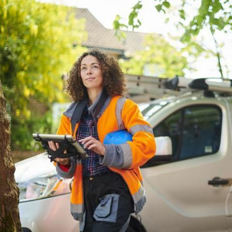 l'ingegnere del riscaldamento femminile arriva al lavoro