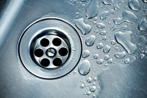 Gocce d'acqua intorno a Plughole