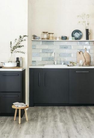 zona cucina, armadi da cucina di colore scuro, pavimento in legno e rivestimento azzurro aspetto naturalepavimenti in laminato effetto legno sono pratici ed economici aspetto per i disegni a listoni con goffratura dettagli a grana per un laminato dorico corinzio dall'effetto ancora più realistico, Â£ 2199 mq, the house beautifulcollection at carpetright arles dÃ©cor mix tiles in forest, Â£ 3999 mq arles forest piastrelle lucide, Â£ 2499 mq entrambe le piastrelle gemini casseruola belben da sei pezzi da cucina, Â£ 139, vassoio per salottino, Â£ 7924, macinabottiglie per orlo dal menu, Â£ 60due, sgabello aereo di heal, Â£105, kobi verde acqua tovaglioli di lino, Â£750 ciascuno, vasetti per porcellini, Â£575 e Â£475 entrambi ikea organic mug, Â£850 tazza da caffè nude, Â£550entrambe le ciotole ecume rosa, Â£1336 ciascuna piastra ecume, Â£1959 entrambe carovana tazze corte di tutti i giorni in verde, Â£ 34 ogni caraffa quotidiana, Â£ 44 entrambe la brocca grande emma lacey, Â£ 75 tagliere aereo, Â£ 80 entrambi kobi teal ash tagliere, Â£ 69, cesto di frutta a torre di hampson woods, £ 32, il negozio di Conran