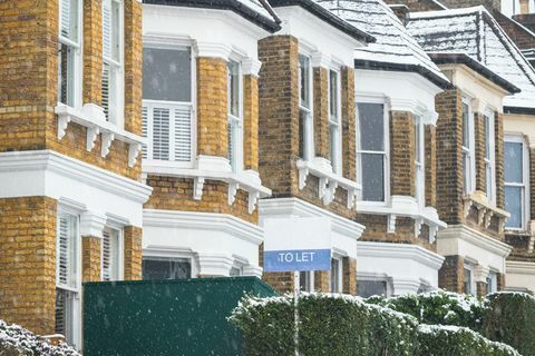 Per far segno visualizzato al di fuori delle case terrazza durante la nevicata intorno a crouch end area nel nord di Londra