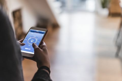 smartphone con funzioni di controllo domestico intelligente nelle mani