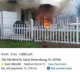 una casa che va a fuoco, come visto sull'account instagram zillow impazzito