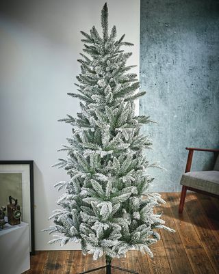 Albero di Natale artificiale sottile in abete verde floccato Lapponia da 1,8 m con supporto