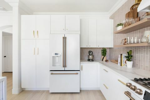 Mobili da cucina bianchi e frigo e congelatore