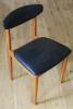 Una sedia da pranzo in legno è aggiornata con un sedile vintage in tessuto tweed bouclé