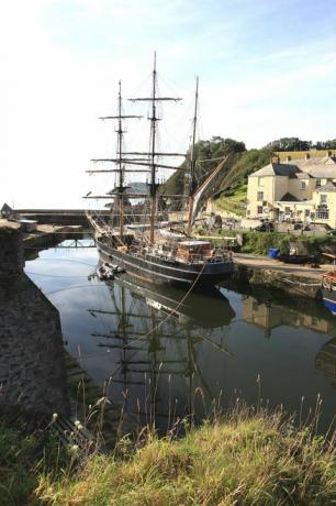 Navi alte nel porto storico di Charlestown Cornwall