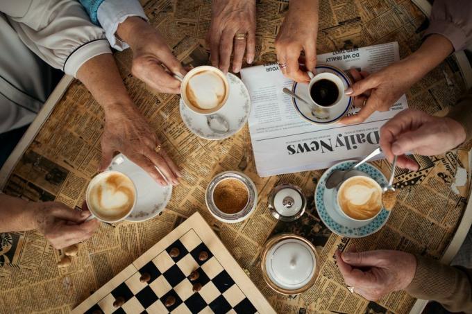 amici senior che si divertono insieme al chiuso nella caffetteria direttamente sopra la vista