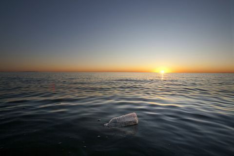 Bottiglia di acqua di plastica che galleggia nell'Oceano Pacifico