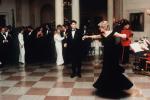 La principessa Diana stava visibilmente arrossendo mentre ballava con Neil Diamond