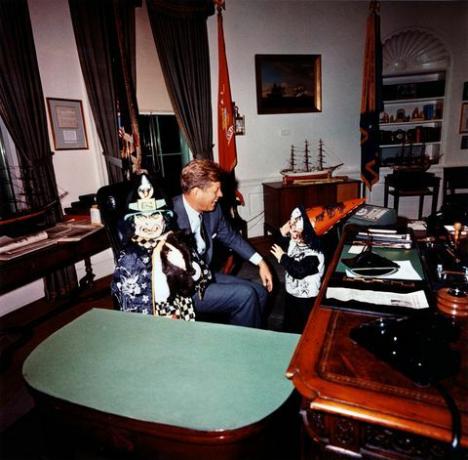 questa fotografia di cecil Stoughton mostra caroline kennedy e john f kennedy, jr in visita al presidente john f kennedy nell'ufficio ovale a halloween nei loro costumi