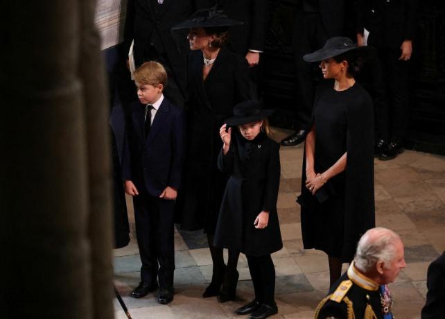 kate con meghan ai funerali di stato della regina elisabetta ii