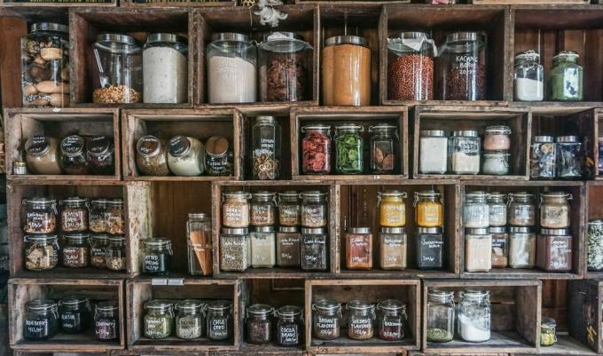 barattoli contenenti spezie ed erbe aromatiche in rack di legno fai da te