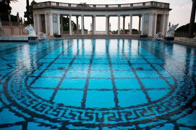 Hearst Castle, una delle attrazioni turistiche più famose della California, ha temporaneamente sospeso i tour da metà marzo a causa della pandemia globale di coronavirus