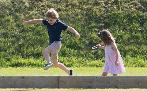 Il principe George e la principessa Charlotte giocano con Kate Middleton