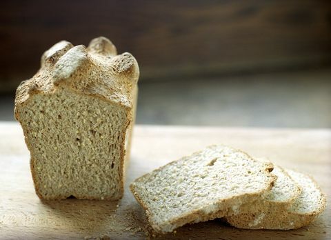 Pane a fette su un tagliere