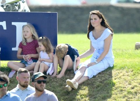 Il principe George e la principessa Charlotte giocano con Kate Middleton