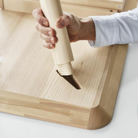 Mattarello, Legno, Tavolo, Mordente per legno, Mano, Tagliere, Legno duro, Mobili, Pavimento, Utensile da cucina, 