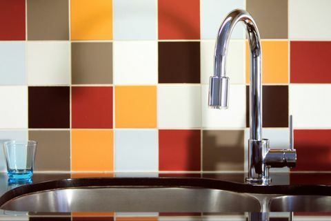 Lavello da cucina moderno con piastrelle multicolori a contrasto