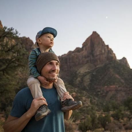 un padre e suo figlio percorrono un sentiero panoramico