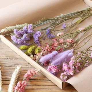 Regalo per cassetta delle lettere di fiori secchi con taglio pastello di fiori selvatici