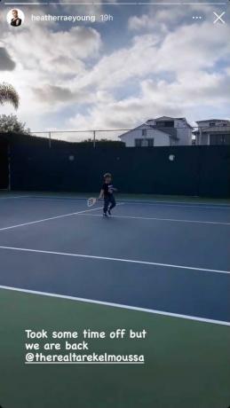 La giovane storia di heather rae su instagram la mostra mentre gioca a tennis con il figlio di tarek el moussa