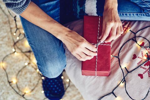 Veduta dall'alto del regalo di Natale avvolto