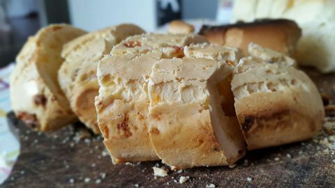 Pane a fette sul tagliere