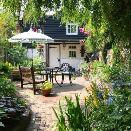 un giardino cottage inglese