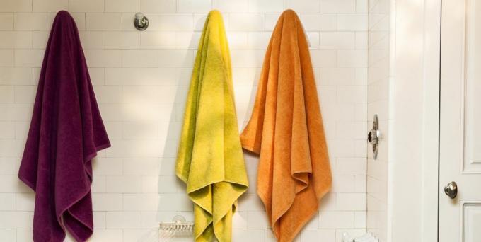 vasca da bagno vintage bianca, con asciugamani colorati