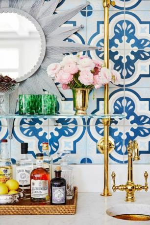 bar colleen bashaw con rubinetti d'oro e tessere di mosaico bianco e blu