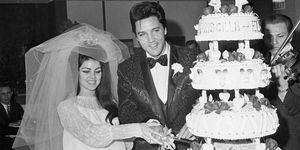 Elvis e Priscilla Presley hanno tagliato la loro torta nuziale