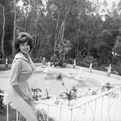 Jayne Mansfield vicino alla sua piscina