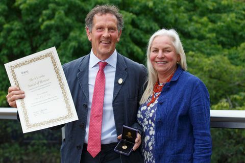 il giardiniere della tv monty don e la moglie sarah posano con la sua medaglia d'onore rhs victoria per cui ha ricevuto servizi eccezionali per l'orticoltura durante il giorno della stampa rhs chelsea flower show 2022, lunedì 23 maggio 2022 rhs Luca Macgregor