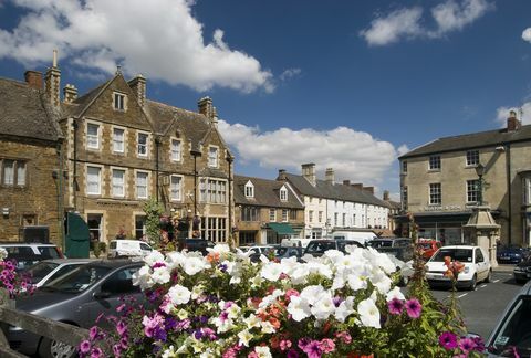 Le auto parcheggiate nel centro di Uppingham, una piccola città di mercato a Rutland