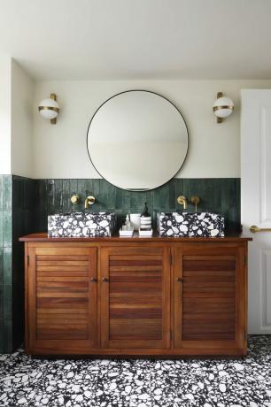 Londra Sud Casa Vittoriana Bagno Piastrellato Verde Terrazzo Lavandino Pietra Rubinetteria Ottone