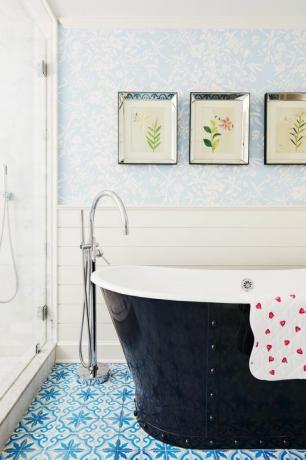 bagno colleen bashaw con piastrelle blu