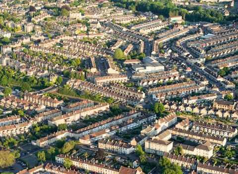 Vista aerea delle strade residenziali nella città inglese di Bath, Somerset.
