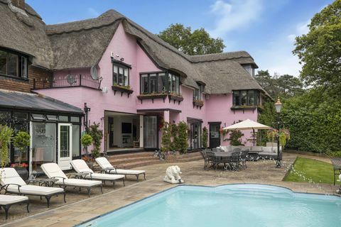 cottage con tetto di paglia rosa in vendita nell'hertfordshire