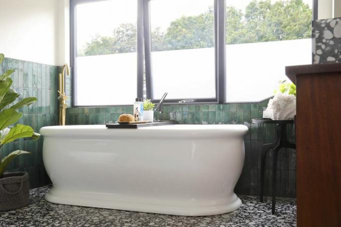 Londra sud casa vittoriana vasca da bagno freestanding in pietra terrazzo piastrellata verde