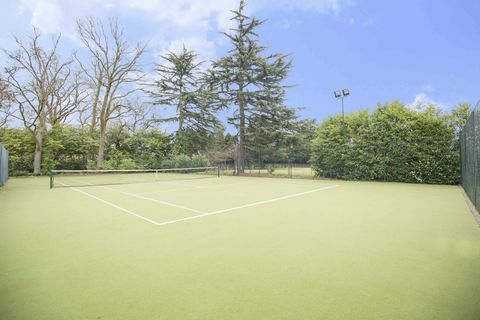 Il campo da tennis di Manor House, Sotheby's