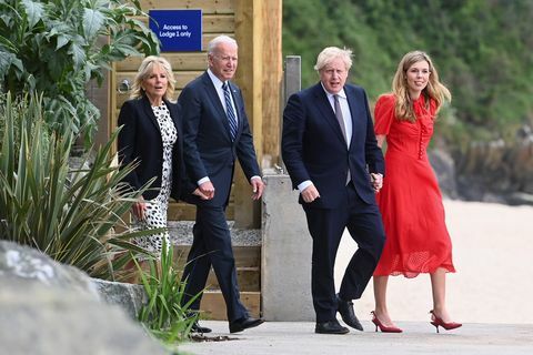 carbis bay, inghilterra 10 giugno il primo ministro britannico boris johnson, sua moglie carrie johnson e il presidente degli stati uniti joe biden con la first lady jill biden cammina fuori dall'hotel carbis bay, il 10 giugno 2021 vicino a st ives, boris johnson, primo ministro del regno unito dell'inghilterra, ospiterà i leader di usa, giappone, germania, francia, italia e canada al vertice del g7 che inizia venerdì 11 giugno 2021 foto di toby melville wpa poolgetty immagini