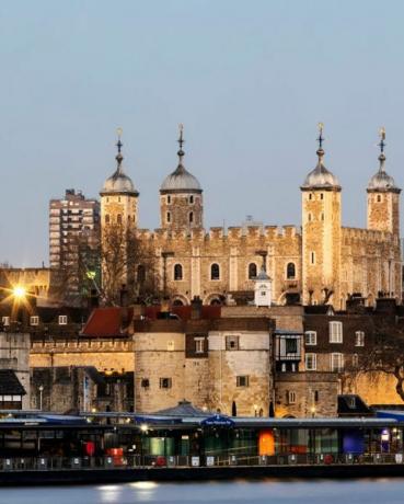 inghilterra, londra, torre di londra al crepuscolo