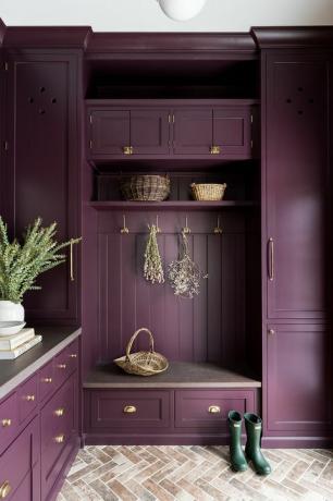 mudroom, armadi viola, piastrelle