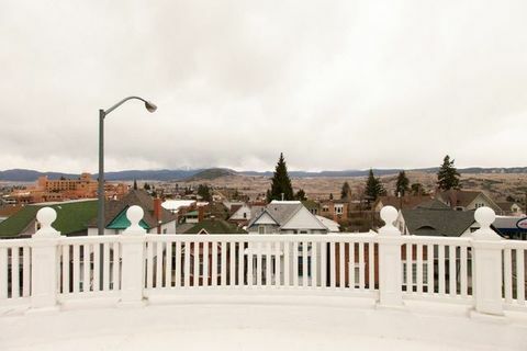 vista del balcone del palazzo neoclassico montana