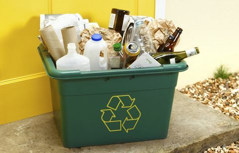 Spazzatura da riciclare a portata di mano per la raccolta