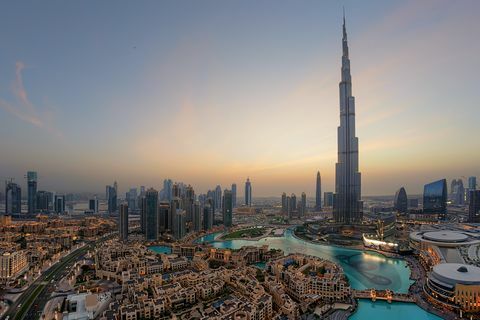 Uno skyline della città di Dubai, negli Emirati Arabi Uniti.