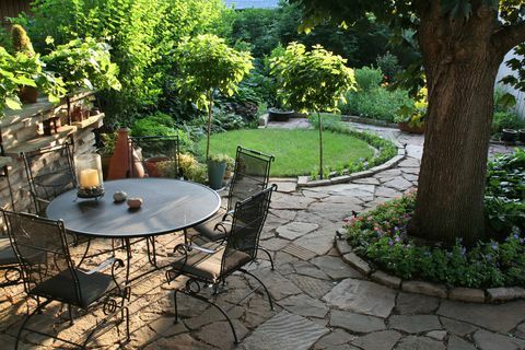 Patio con giardino sul retro, giardino fiorito con pietre naturali per pavimentazione