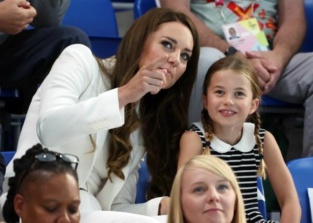 smethwick, inghilterra 02 agosto il duca e la duchessa di cambridge e la loro figlia la principessa charlotte di cambridge visitano la sessione mattutina del nuoto il quinto giorno dei giochi del Commonwealth di Birmingham 2022 al Sandwell aquatics Center il 02 agosto 2022 sullo smethwick, in Inghilterra, foto di ian macnicolgetty immagini